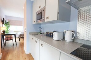 Fridge, microwave, oven, stovetop - Prince Street Studio 2 - Hopewell (Bristol)