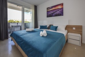 3 bedrooms, in-room safe, iron/ironing board, free WiFi - Apartments for 8 with Pool (Novalja)