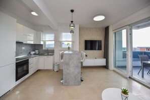 Frigorífico, horno, placa de cocina y lavavajillas