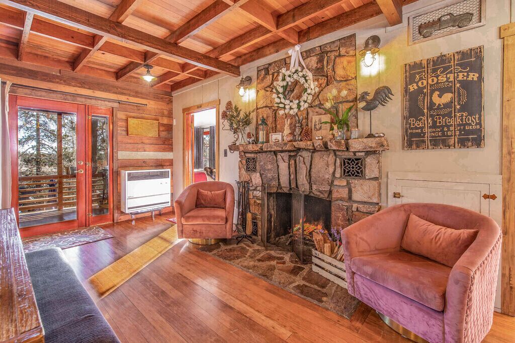 Original 1940s cabin, beautifully restored! 2 blocks to lake, 6 min to village!