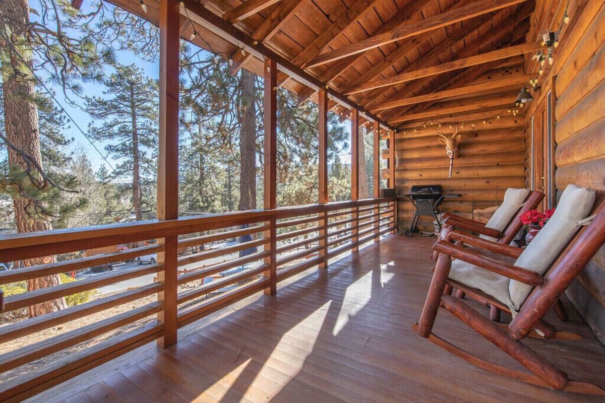 Original 1940s cabin, beautifully restored! 2 blocks to lake, 6 min to village!