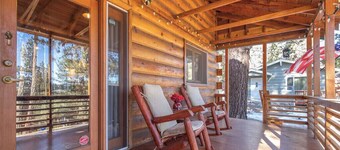 Original 1940s cabin, beautifully restored! 2 blocks to lake, 6 min to village!