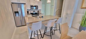 Condo, 3 habitaciones | Cocina privada | Refrigerador, horno, cafetera y tetera y tostadora 