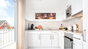 Kühlschrank, Mikrowelle, Ofen, Herdplatte