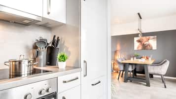 Kühlschrank, Mikrowelle, Ofen, Herdplatte