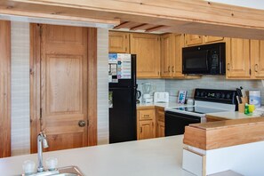 Frigorifero, microonde, forno, piano cottura