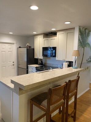 Frigorifero, microonde, forno, piano cottura