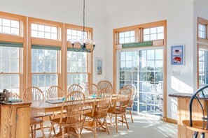 Dining - Pop's Place: Dog-Friendly, Private Pool, Spa (Corolla)