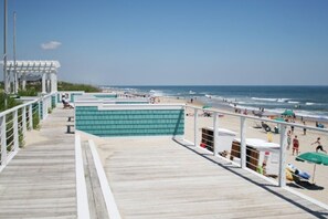 Playa en los alrededores y sombrillas