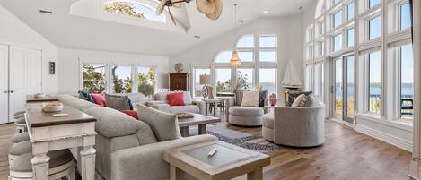 Télévision, cheminée, Netflix, lecteur de DVD