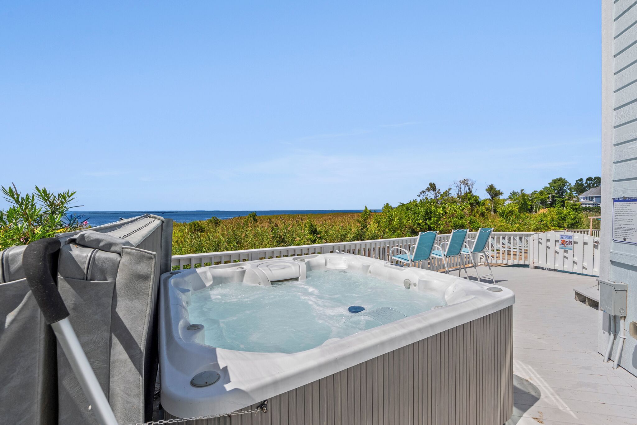 Un jacuzzi sur une terrasse avec vue sur l’océan.