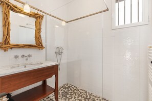 Dusche, Haartrockner, HandtĂŒcher, Toilettenpapier