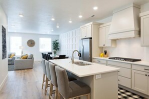 Fridge, microwave, oven, stovetop - Desert Color Lake House: Desert Color Lagoon + Beaches (St George)