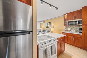 Geladeira, micro-ondas, fogão, cooktop