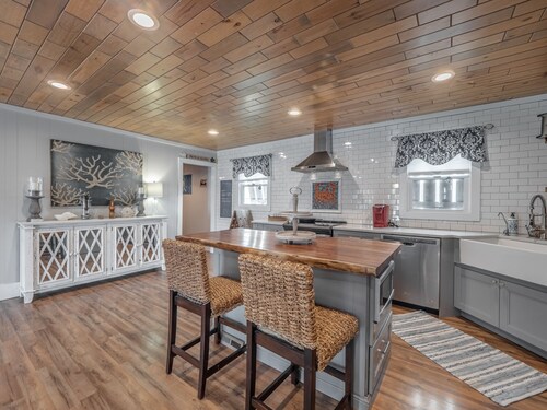 Barefoot Bungalow | Pet Friendly, Near Beach!