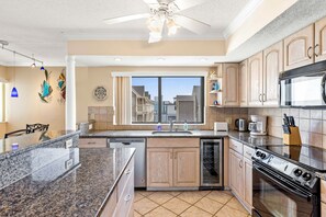 Refrigerador, microondas, lavavajillas y cafetera y tetera