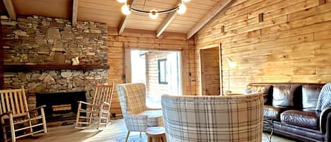 Smart TV, chimenea y libros
