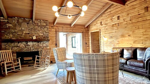Log Cabin near Brevard with lakes, golf, private hiking and super fast wifi