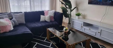 家庭公寓 | 客廳 | 20 吋智能電視連數碼電視頻道、電視