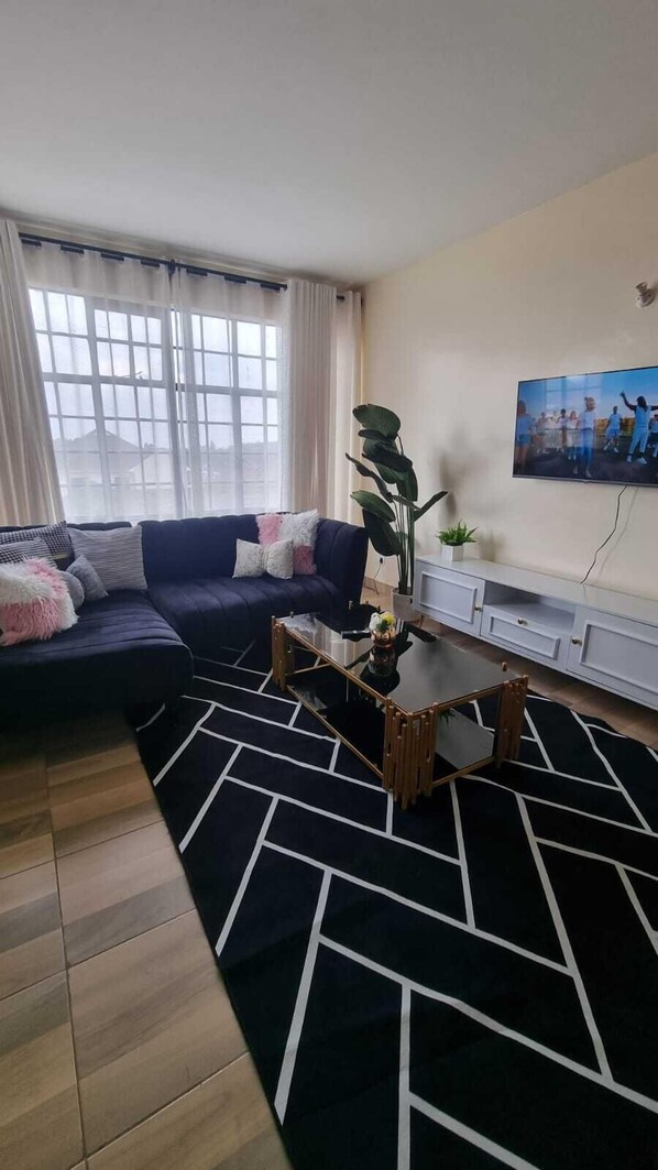 Familieleilighet | Oppholdsområde | En 20-tommers smart-TV med digitale kanaler samt TV