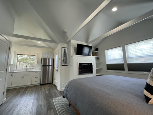 11th Street Studio ~ New/ Stylish & 3 blocks to Plaza!