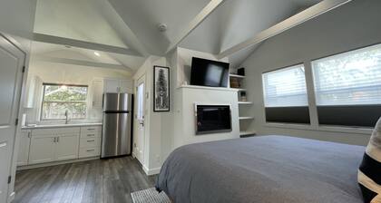 11th Street Studio ~ New/ Stylish & 3 blocks to Plaza!