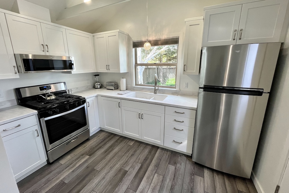 11th Street Studio - New, stylish & 3 blocks to the Plaza!
