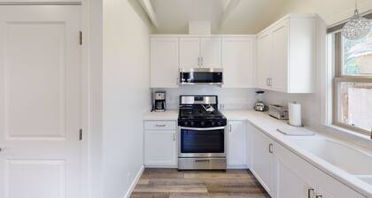 11th Street Studio~Stylish & 3 blocks Plaza!