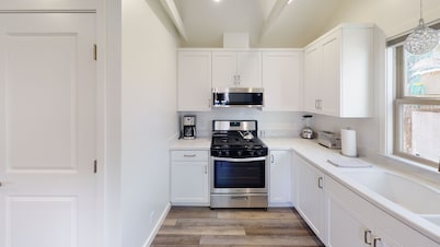 11th Street Studio~Stylish & 3 blocks Plaza!