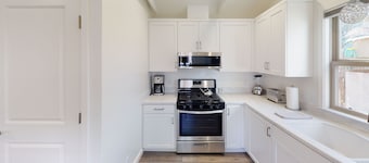 11th Street Studio~Stylish & 3 blocks Plaza!