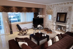 TV connectée, cheminée, livres