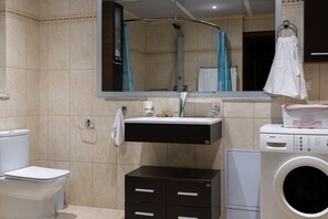 浴槽、ヘアドライヤー、タオル