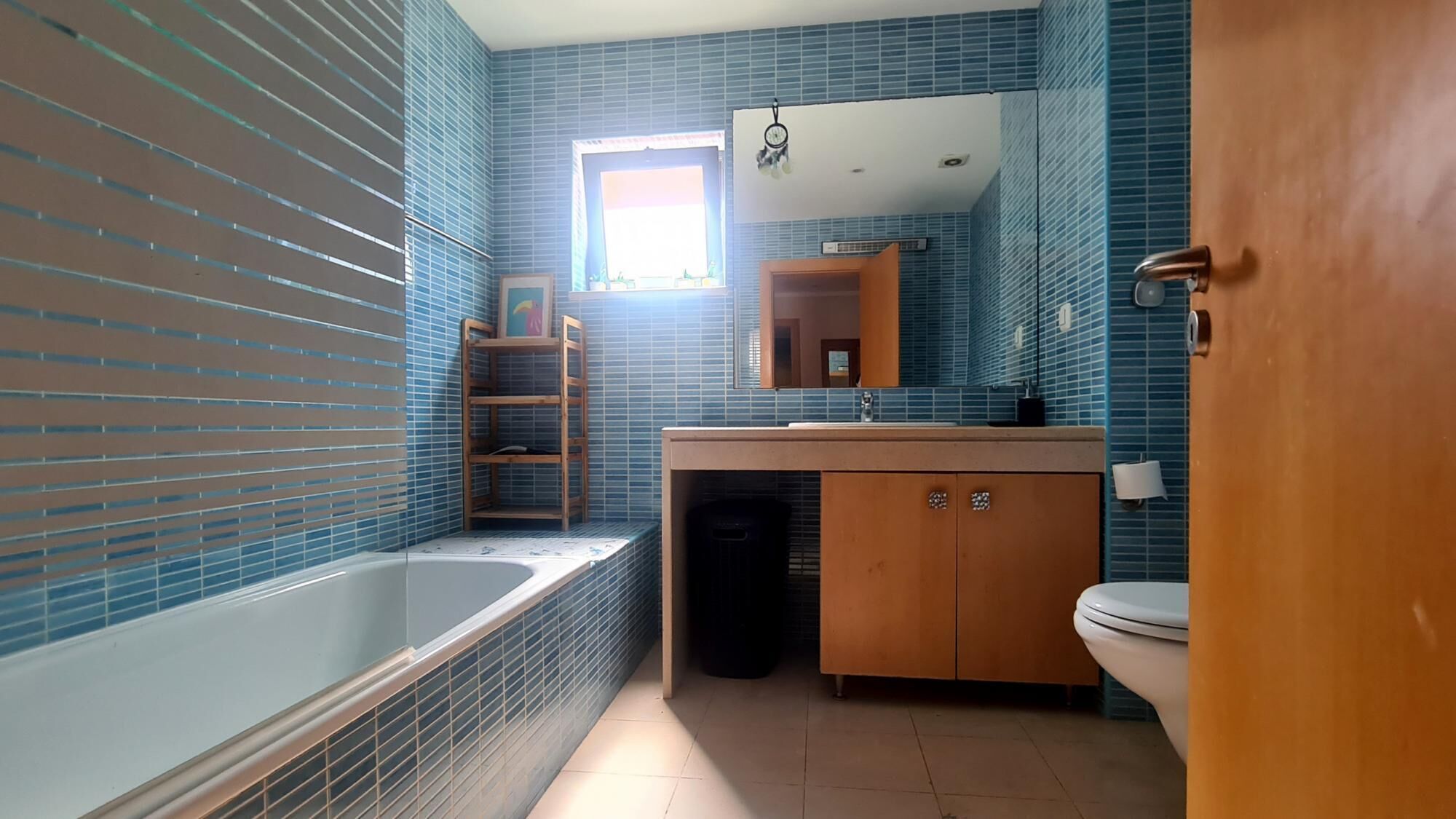 Un baño con bañera, inodoro y lavabo.