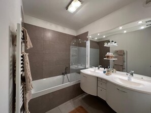 Ensemble douche/baignoire, sèche-cheveux, serviettes fournies, savon