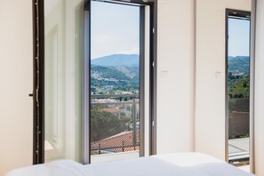 3 chambres, bureau, chambres insonorisées, fer et planche à repasser