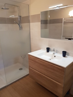 Badewanne, Haartrockner, HandtĂŒcher, Seife
