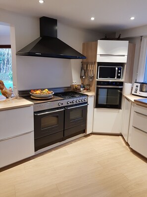 Een koelkast, een microgolfoven, een oven, een kookplaat