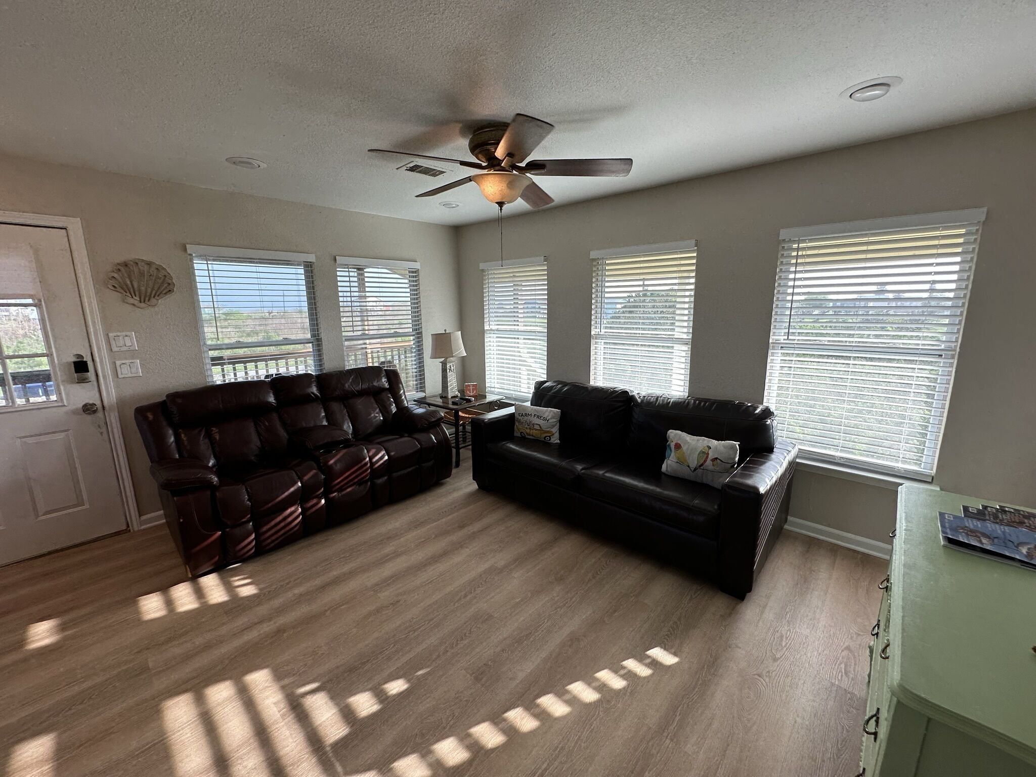 Smart TV, livros, videoteca, aparelho de som