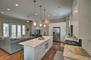 Frigorifero, microonde, forno, piano cottura