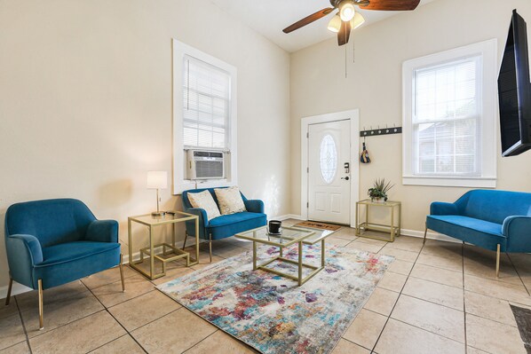 Smart TV - Spacious, Vibrant Home Near French Quarter Perfect for NOLA Getaway! (New Orleans)