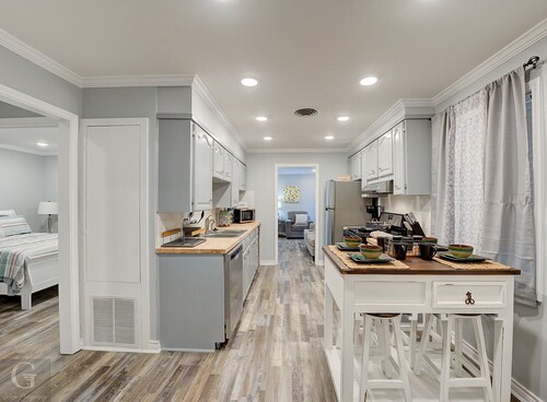 3 BR/3BA- 2 King size BR and 1 double bed, suite style BR. Double BR = 2 beds. 