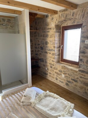 Premium bedding, memory-foam beds, individually decorated - Castle Inn (Kastela)