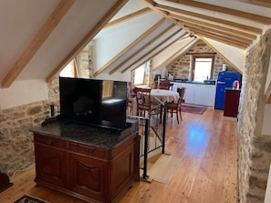 Luxury Apartment | Living area | 32-inch Smart TV with digital channels, TV - Castle Inn (Kastela)