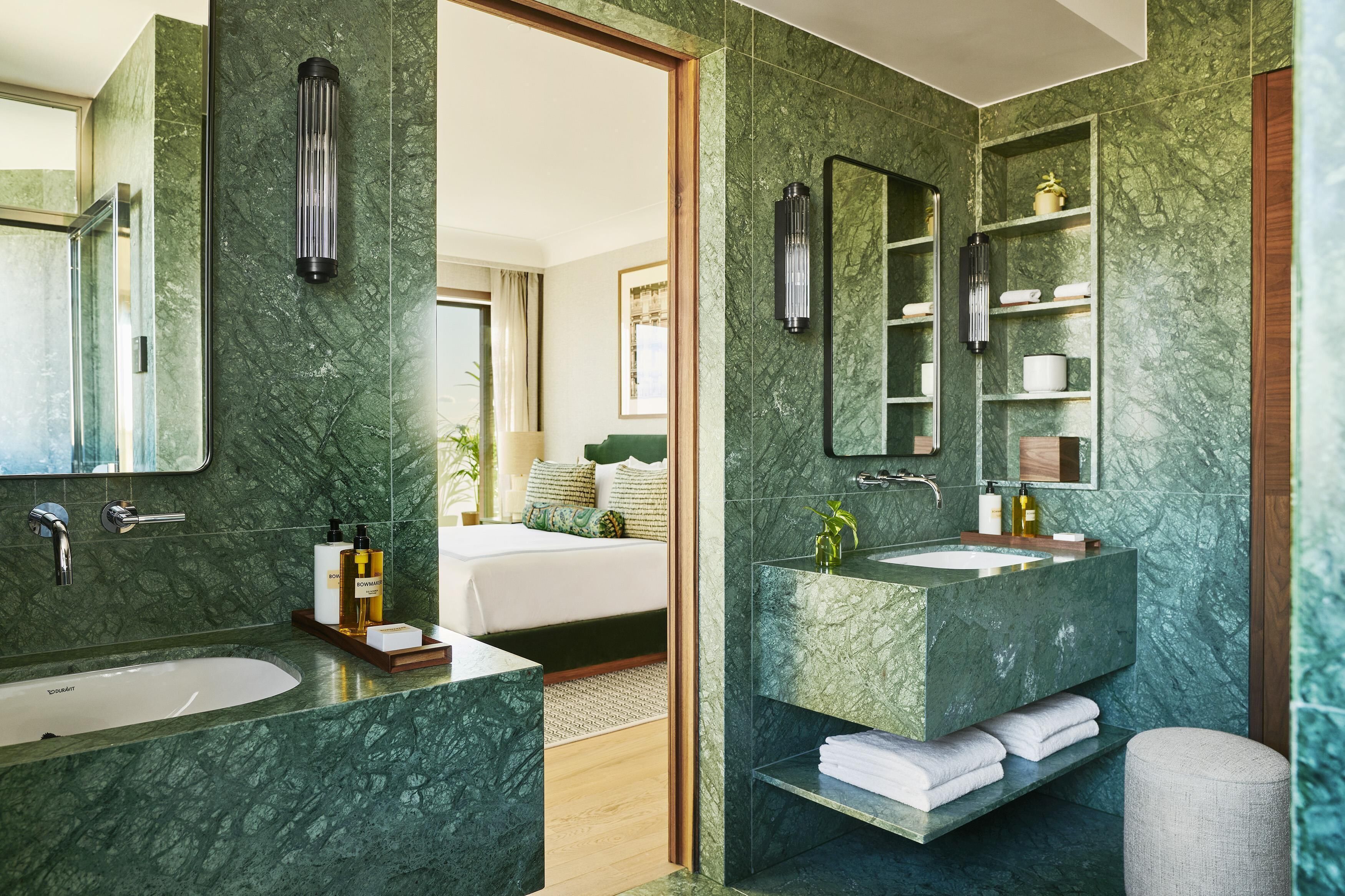 Un baño moderno con un lavamanos grande, un espejo y una bañera.