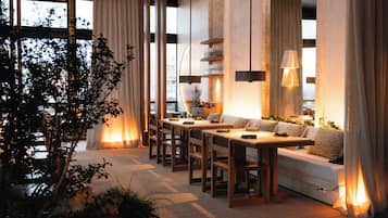 2 restauranter, frokost, lunsj og middag serveres, middelhavsretter