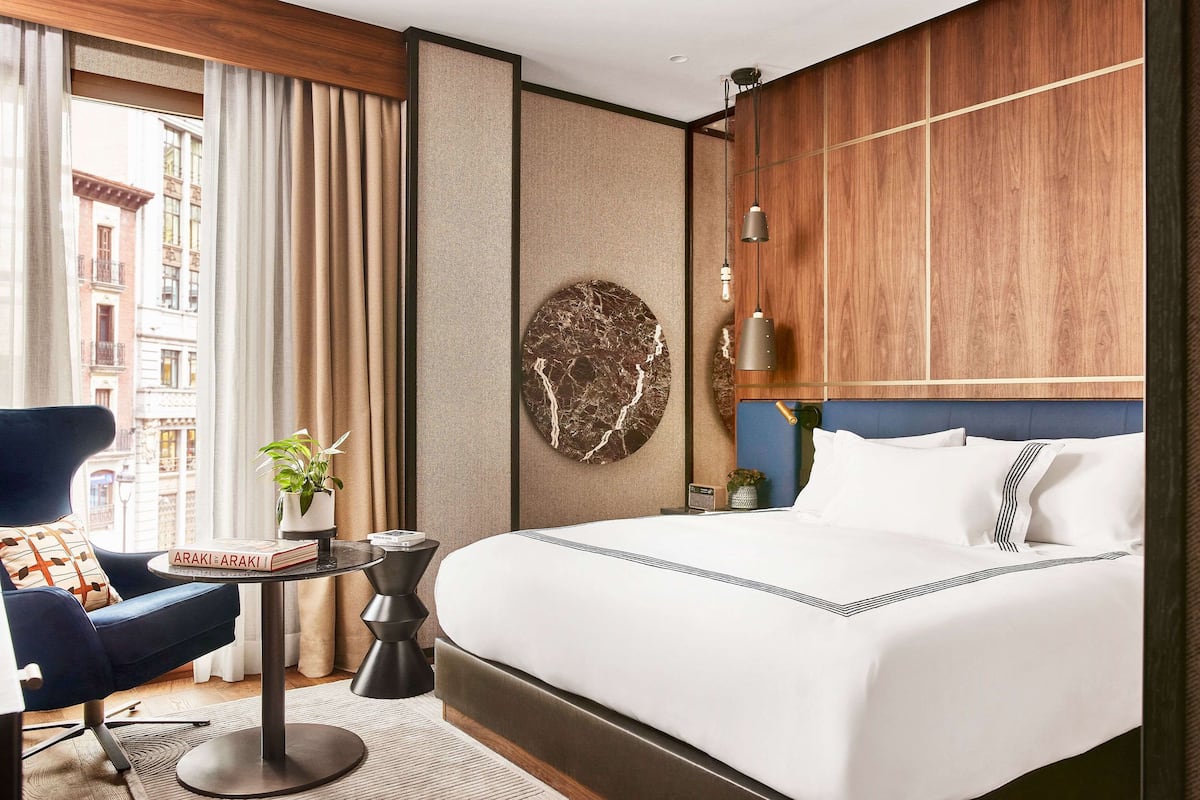 2 bedrooms, hypo-allergenic bedding, minibar, in-room safe