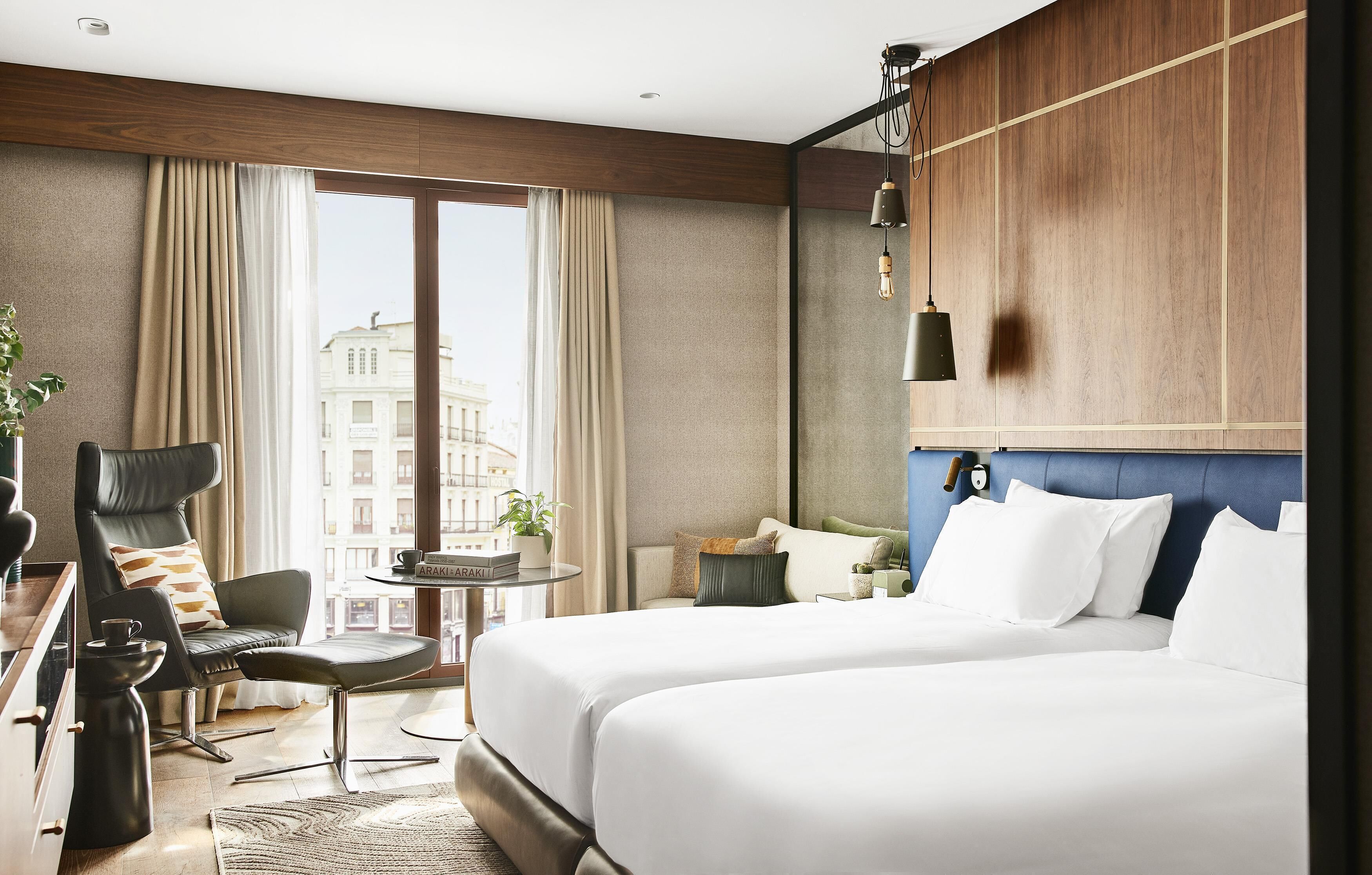 Hypo-allergenic bedding, minibar, in-room safe, desk