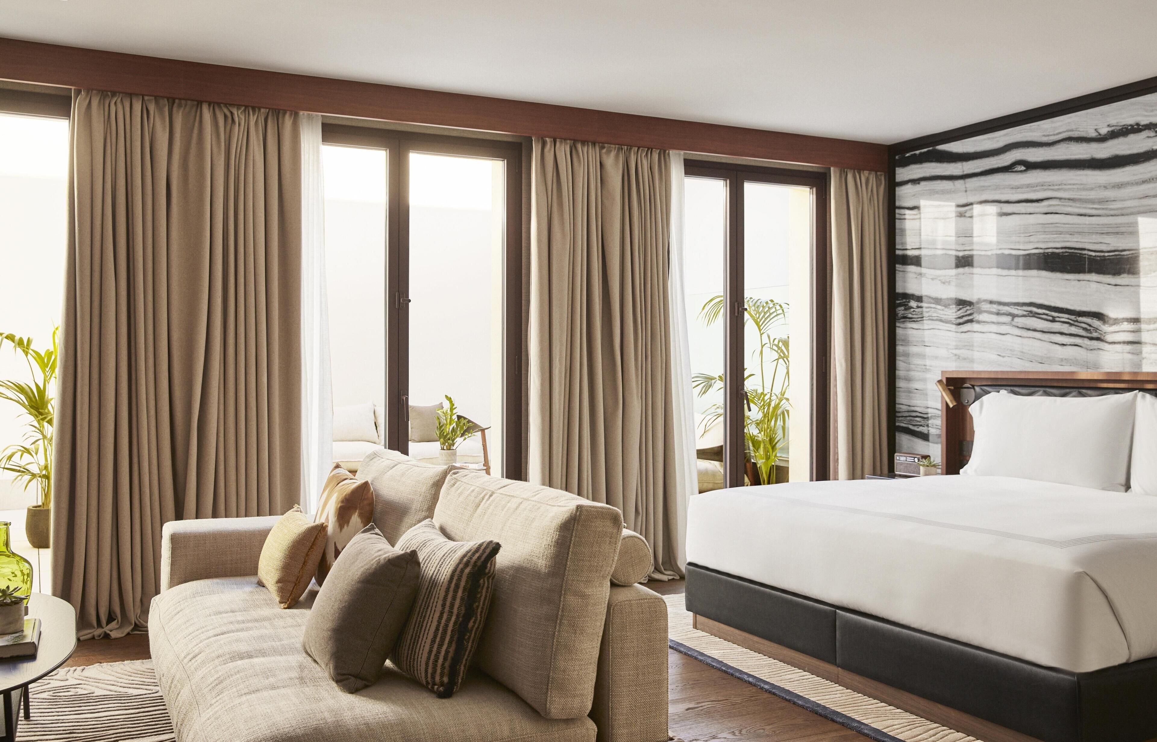 Hypo-allergenic bedding, minibar, in-room safe, desk