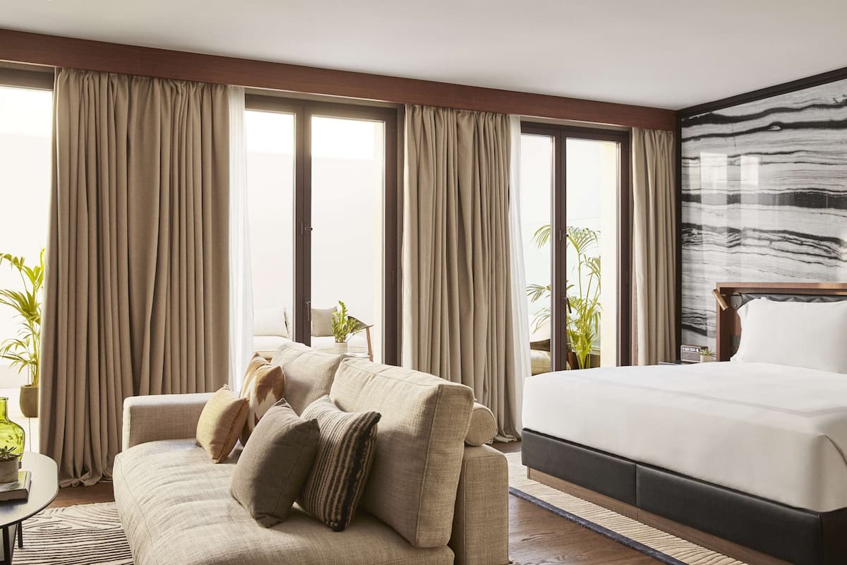 2 bedrooms, hypo-allergenic bedding, minibar, in-room safe