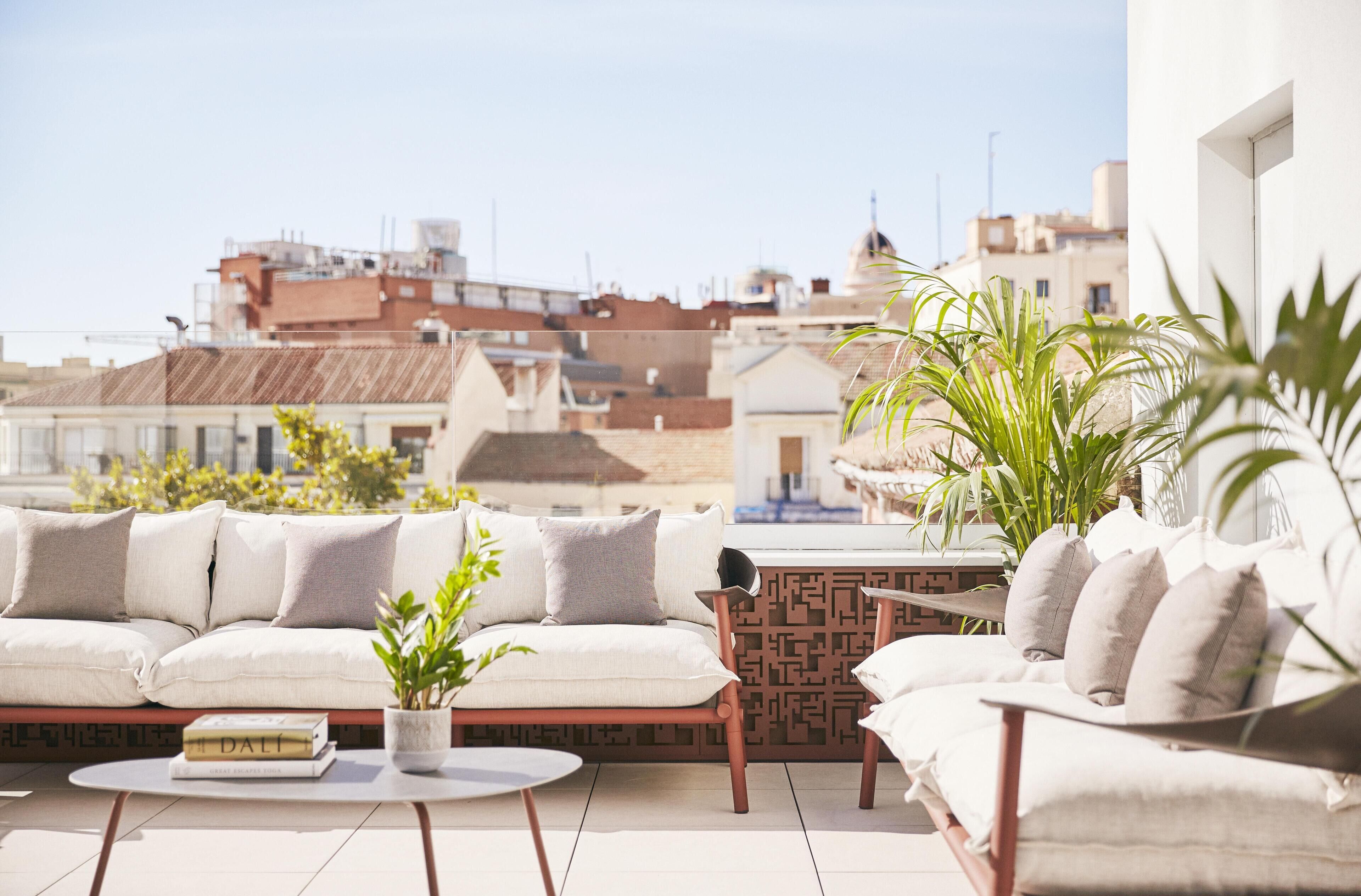 Studiosuite – junior, terrasse | Allergitestet sengetøy, minibar, safe på rommet og skrivebord